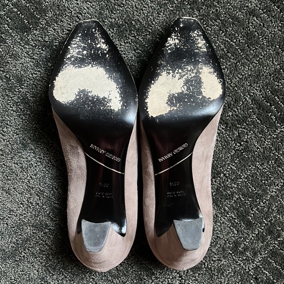 Giorgio Armani sand colored suede pumps size 39.5 - Picture 5 of 6